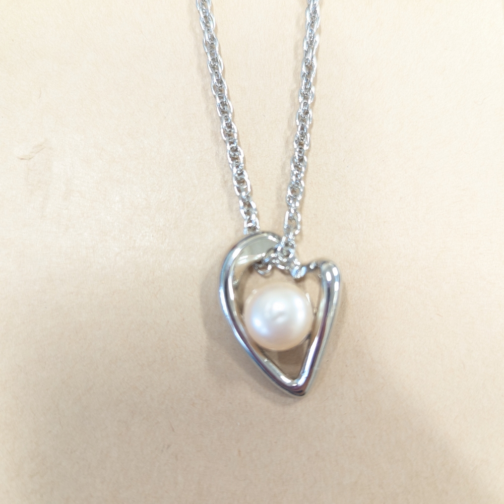 Elegant Silver Heart Pendant Necklace with Pearl
